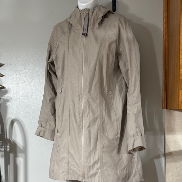 Lululemon rain trenchcoat - Picture 4 of 8